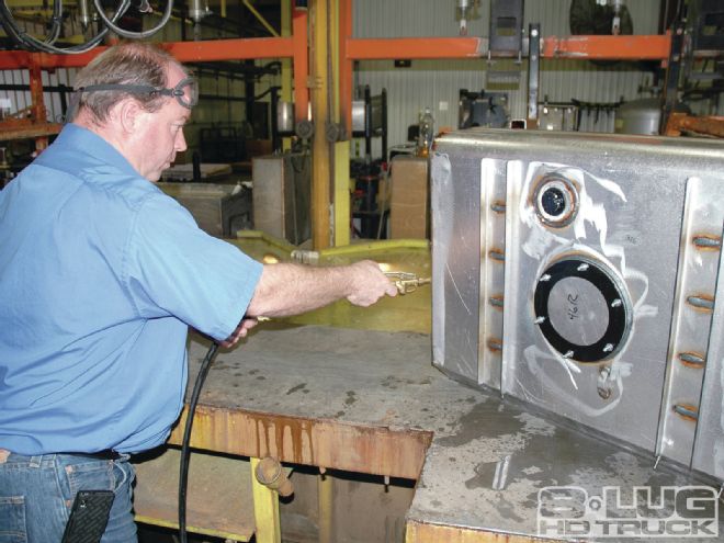 Transfer Flow Fuel Tank: How Far Can An 11 Ford Super Duty Go?